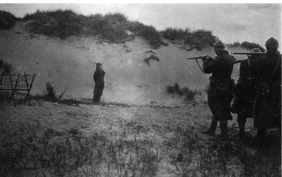 Aloïs Wulput voor het vuurpeloton op 3 juni 1918, de laatste executie van een Belgische soldaat tijdens de Eerste Wereldoorlog.