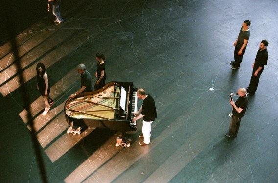 Dansers, muzikanten, dirigent, piano, licht, klank en beweging: iedereen en alles wordt meegesleurd in de stroom.