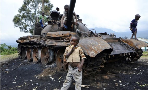 Kinderen spelen op een uitgebrande tank, achtergelaten door de rebellen van M23 in Kibumba.