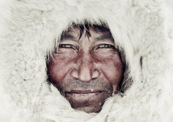 De Britse fotograaf Jimmy Nelson reisde twee jaar lang rond om foto’s te maken van volksstammen die ver van de bewoonde wereld leven. Hij was te gast bij 31 stammen in de hele wereld, onder wie de Nenets in Rusland. Alvorens hij foto’s kon maken, moest Nelson het vertrouwen van de stamleden winnen. Wat hij aantrof, was een wereld waarin rechtvaardigheid en eer vanzelfsprekend zijn, waar strikte regels en rituelen gelden, waar transparantie heerst zonder hypocrisie. Het boek ‘Before they pass away’ is pas uit. Een voorproefje vindt u op bladzijde 22-23