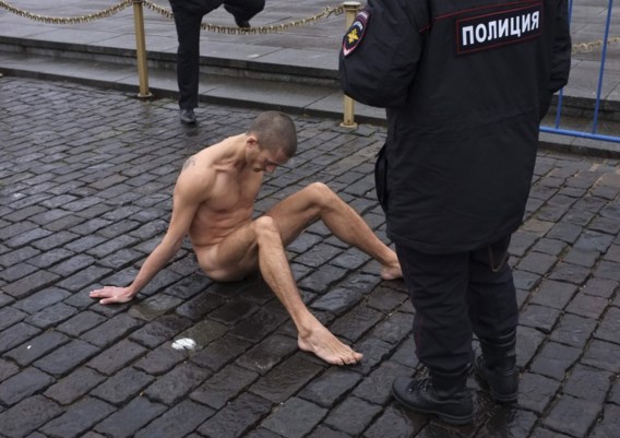 Protesterende kunstenaar spijkert zichzelf vast op Rode Plein