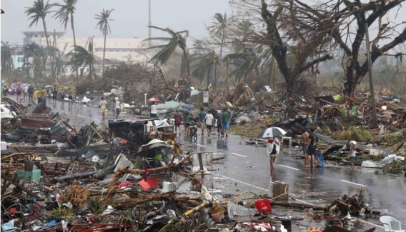  De ravage in de straten van Tacloban bemoeilijkt ook de hulpverlening. 