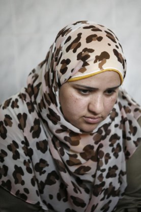 Rasmia Ahmed Emam was 17 toen ze door haar arme familie werd uitgehuwelijkt aan een 50-jarige vreemdeling. De man bleek een Saudische sekstoerist die haar snel in de steek liet. Iedereen denkt nu dat ze een prostituee is, zegt ze.