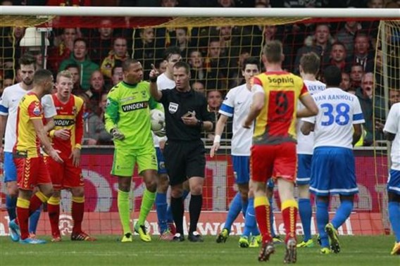 Boze supporter verstoort Go Ahead Eagles/Vitesse 