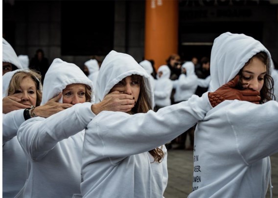 Honderd vrouwen hebben gisteren in Brussel met een choreografie aandacht gevraagd voor het dagelijks geweld waar vrouwen het slachtoffer van zijn. Het was een stoet van schaamte en stilte, waarin een lange rij vrouwen in een witte hoody van het Centraal Station naar het Justitiepaleis stapten.De mars was de aftrap van de campagne ‘Ik zwijg niet meer’ van de Vrouwenraad en zijn Franstalige tegenhanger. De Vrouwenraad roept op tot een mentaliteitswijziging over verkrachting. Slachtoffers moeten op meer opvang en steun kunnen rekenen, opdat ze de stilte zouden doorbreken. Op een website kunnen slachtoffers anoniem hun verhaal doen. Ze worden er ook doorverwezen naar hulpverleners.online www.ikzwijgnietmeer.be