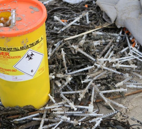 Honderden spuiten spoelen aan op strand van Wenduine