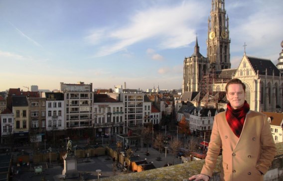 Tanguy Ottomer overschouwt de Groenplaats vanop het dak van het Hilton-hotel.