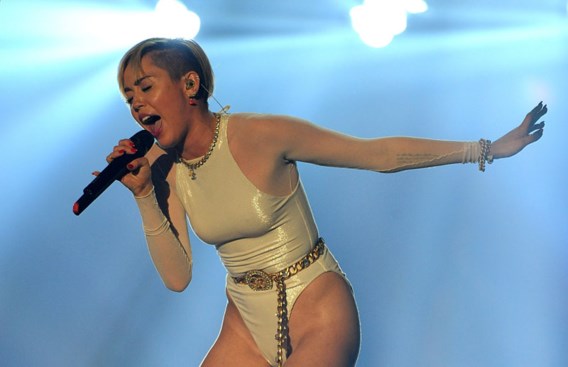 Miley Cyrus doet er nog een schepje bovenop in nieuwe videoclip