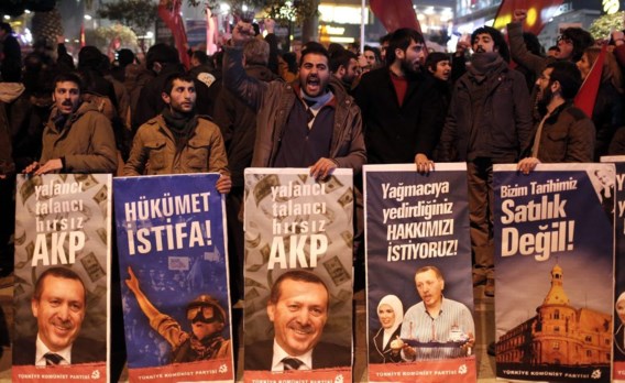 Turkse premier herschikt regering