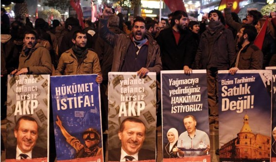 Tegenstanders van Tayyip Erdogan trokken gisteravond de straat op in Istanbul om het vertrek van de regering én de premier te eisen.