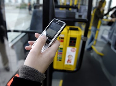 Pretentieloos Verhandeling partitie Meer mensen betalen bus- en tramrit met sms - De Standaard Mobile