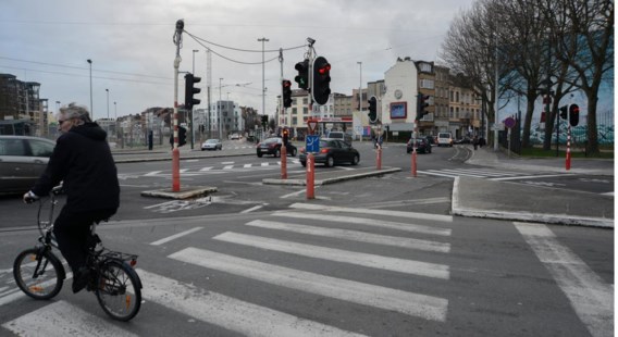 Het kruispunt waar de fietser in de rug werd geschoten.