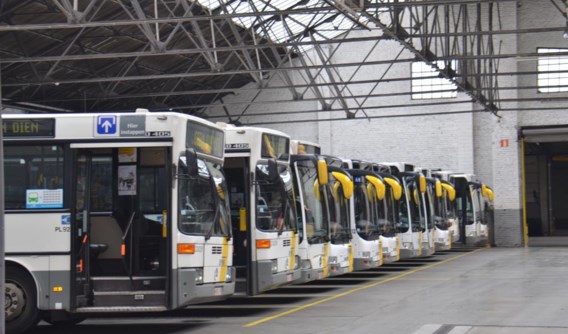 Hoewel het de buschauffeurs was toegestaan om uit te rijden, legden ze toch spontaan het werk neer.