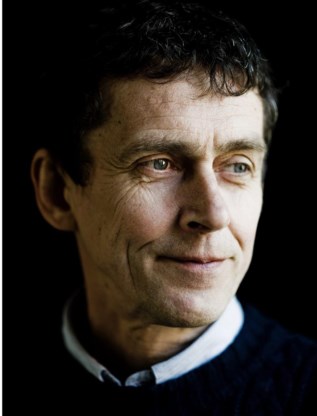 De dichter zwijgt: hij zal pas spreken bij de voorstelling van zijn eerste gedicht.