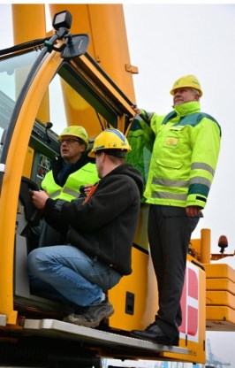 Joachim Coens (links) en Martin Verbrugge (rechts) gaven gisteren samen het startsein voor de bouw van een nieuwe terminal in de voorhaven van Zeebrugge.