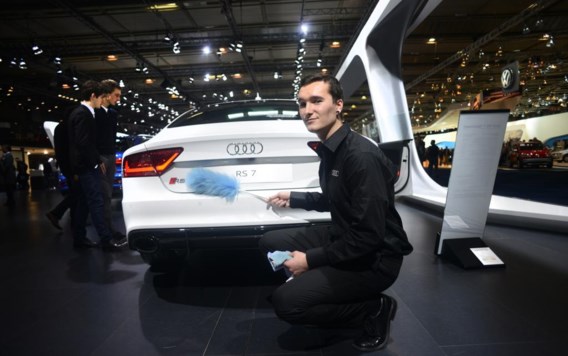 Johannes is 20 en komt speciaal uit Duitsland om hier auto's te poetsen. Hij deed al autoshows in Frankfurt en Parijs. Hoe kleiner het autosalon, hoe beter, want dan zijn er minder mensen die met vettige vingers aan de auto zitten. Johannes heeft geen grote liefde voor auto's. Geef hem maar de fiets, lekker handig om te parkeren.