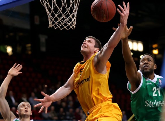 Ponitka scoort on the buzzer winnende bom voor Oostende en tegen landgenoten