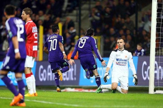Anderlecht klopt Bergen, fans scanderen 'anti-voetbal'