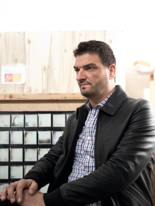 Het modelFotograaf Charif Benhelima is de zoon van een West-Vlaamse moeder en een Marokkaanse vader. Vanuit zijn Belgische, Sefardische en Arabische roots speelt hij met concepten als afkomst en identiteit, soms heel figuratief, vaak ook abstract. Nog tot eind april te zien in de Botanique met L’immigration marocaine en Belgique.Geruit hemd, Louis Vuitton. Leren bomberjack, APC‘Al kan ik genieten van mooie ontwerpen – om naar te kijken of om zelf te dragen, op mijn dagelijks leven heeft mode niet echt invloed.’