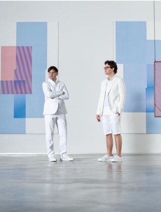 De modellenTwee broers die samen een kunstgalerie runnen. Bart en Gerald (in bermuda) Deweer doen het al even, met de galerie die hun naam draagt en die hun ouders in 1979 in het diepe West-Vlaanderen uit de grond stampten. Ze zijn gebeten door hedendaagse kunst en hebben in hun vaste collectie installaties van Panamarenko, Jan Fabre, Stephan Balkenhol en Jan De Cock.Quote Gerald: ‘Gevestigde namen en nieuw talent samenbrengen, dat is de uitdaging van elke moderne galerie, ook van de onze. Hetzelfde geldt trouwens voor mode.’Gerald: Witte polo, Hacket. Witte blazer, Zegna. Witte bermuda, Diesel. Sneakers, Eytys. Bart: Witte broek in jeansstof, Salvatore Ferragamo. Wit hemd, Diesel Black Gold. Witte blazer, Hackett. Witte sneakers, Eytys.