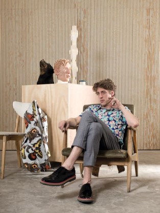 Het modelKunstenaar Rinus Van de Velde mag dan nog vrij jong zijn, zijn werk is al behoorlijk ingeburgerd. Verhalende houtskoolprenten met bizarre figuren die je in één oogopslag herkent. Net als zijn eigen James Dean-achtige schaduw.Hemd met bloemenprint, APC. Polo met bloemenprint, Gant. Geruite broek, Louis Vuitton. Schoenen met fluo afwerking, Paul Smith. Blazer over stoel met vlinderprint, P.D.S.‘Ik probeer zo weinig mogelijk bezig te zijn met mode. Het liefst van al zou ik elke dag hetzelfde dragen: een donkerblauw trainingspak.’