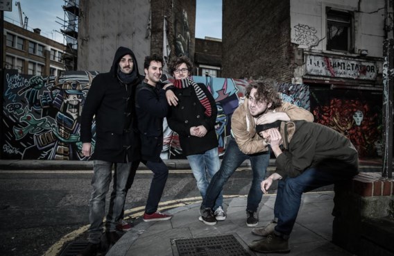 Yannick Aerts, Arne Omloop, Stijn Boels, Yorgos Tsakiridis en Noah Melis van Bed Rugs in Londen