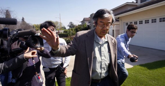 Dorian Nakamoto wordt achtervolgd door de pers.
