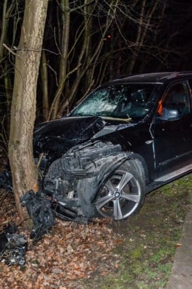De andere auto botste tegen een boom.