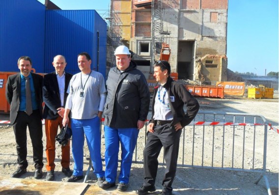 Algemeen directeur Wim Van Laer en woordvoerder Bart Thieren, samen met de verantwoordelijken voor de afbraak van Eurochemic.