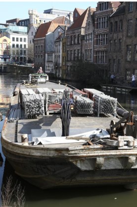 Het materiaal wordt per boot geleverd.
