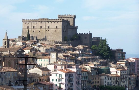 Ook te huur: het kasteel van de familie Orsini in Soriano nel Cimino, honderd km ten noorden van Rome.