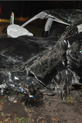 De auto is herleid tot schroot.