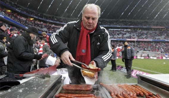De voorzitter maakt broodjes met braadworst voor de supporters van Bayern. Zal Uli Hoeness zich na een mogelijke veroordeling nog kunnen vertonen in het stadion?