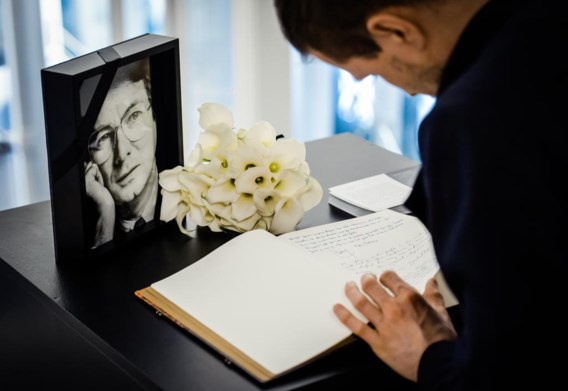 De sobere herdenkingsplek, met foto en verse aronskelken.