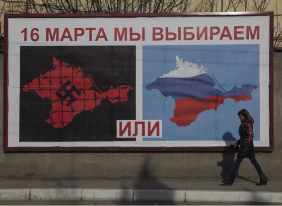 Een verkiezingsaffiche in Sevastopol voor het komende referendum op de Krim. Bovenaan staat de tekst: ‘Op 16 maart kiezen we’. Onderaan, tussen de twee kaarten van de Krim, waarvan de rechtse ingekleurd is als een Russische vlag: ‘Of’.