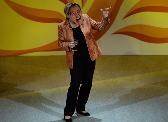 Niet iedereen neemt Ukip ernstig. Lorely Burt treedt op het congres van de ‘LibDems’ op met een masker van Nigel Farage.