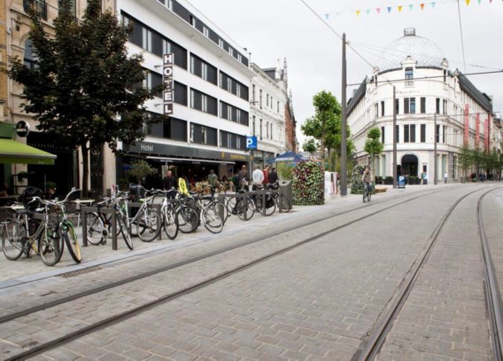 De kasseien in de Nationalestraat bleken toch geen goede keuze te zijn.
