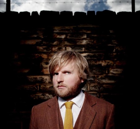 Tom Hickox levert een briljant debuut af.