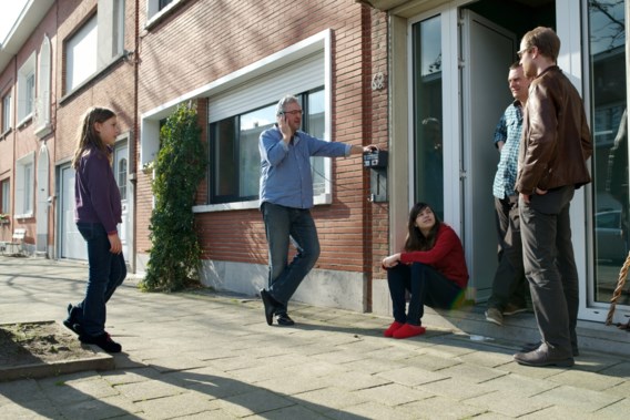Wie de hoofdtelefoon opzet, hoort wat Eric Biesemans heeft ingesproken. ‘Maandelijks haal ik 500 beluisteringen’, zegt hij.