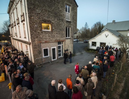 In de anders zo rustige gemeente Jalhay loopt het storm voor een lichtgevend gipsen beeldje van Maria.