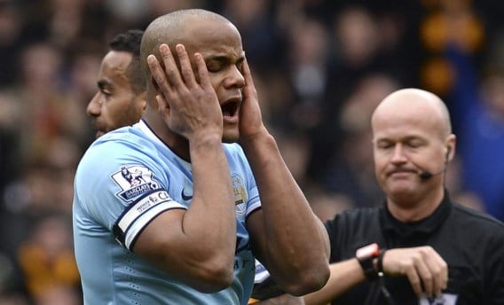 Vincent Kompany schreeuwt zijn frustratie uit om een nochtans terechte rode kaart na tien minuten. Toch won City nog met 0–2.