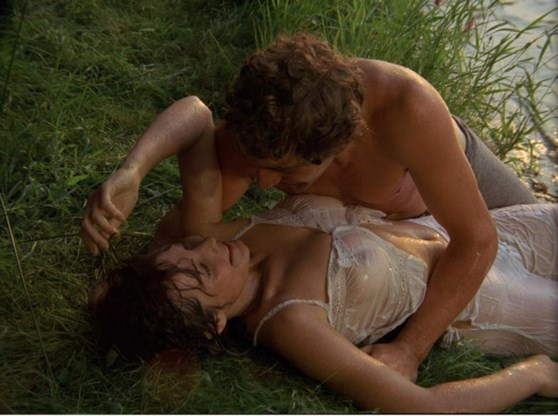 Willeke van Ammelrooy verleidt Jan Decleir met nat textiel in de film ‘Mira’.