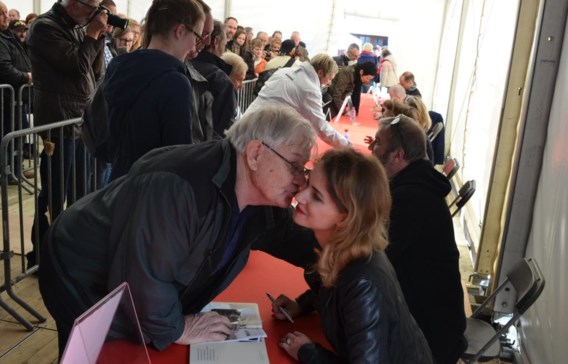 Roger Fonteyne zong een liedje voor Lize Ferryn om een kus te versieren.