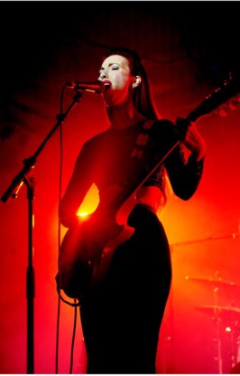 Chrysta Bell probeert het moment eeuwig te laten duren.