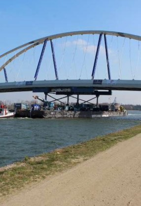 Een ponton brengt de brug naar Viersel.