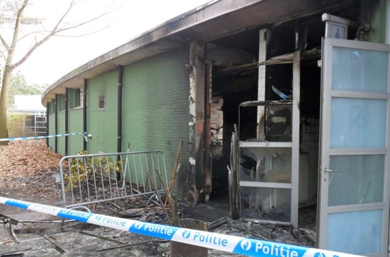 De linkervleugel van het gebouw liep zware schade op.