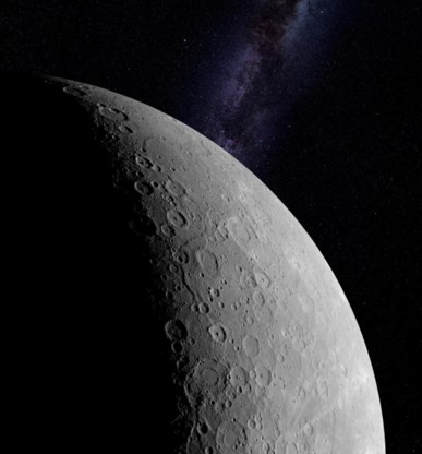 De planeet Mercurius, met op de achtergrond de lichtende band van de Melkweg.