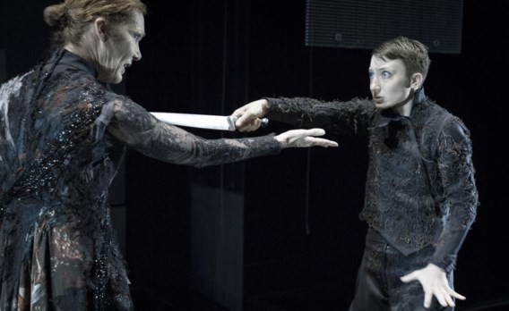 In Amsterdam gaat vanavond ‘Hamlet vs Hamlet’ in première, een nieuwe Shakespeare-bewerking van Tom Lanoye. In de versie van Toneelgroep Amsterdam en Het Toneelhuis Antwerpen wordt Hamlet gespeeld door een vrouwelijke actrice: Abke Haring (op de foto rechts, met Chris Nietveld). In de bewerking van Tom Lanoye staat Hamlet op de drempel van de volwassenheid; een adolescent die oog in oog komt te staan met zichzelf, zijn twijfels en verwarring.