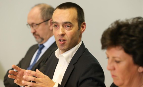 Bruno Tobback (m.), geflankeerd door Johan Vande Lanotte (l.) en Ingrid Lieten, stelde de partijplannen voor op de kinderafdeling van het UZ Jette.