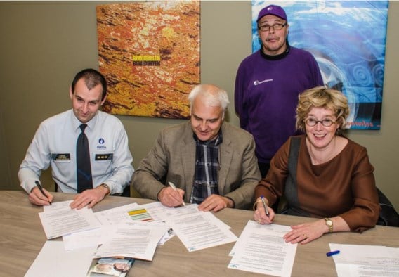 Korpschef Steve Provost, Dirk Depover van Child Focus en burgemeester Veerle Heeren ondertekenen de overeenkomst.